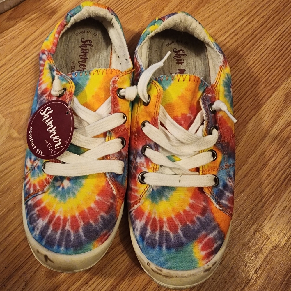 Tennis shoes